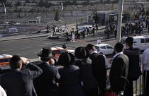 Двое вооружённых людей открыли огонь на переполненной автобусной станции на въезде в Иерусалим, есть погибшие и раненые.