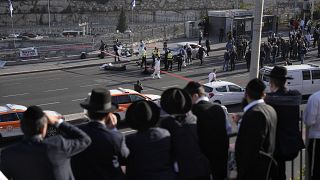 Двое вооружённых людей открыли огонь на переполненной автобусной станции на въезде в Иерусалим, есть погибшие и раненые.