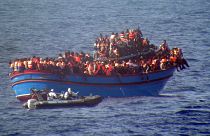  یک قایق مملو از مهاجران در دریای مدیترانه 