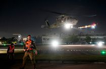 Вертолёт ВВС Израиля с одним из заложников приземляется в медицинском центре "Шиба" в Рамат-Гане, 30 ноября 2023 года.