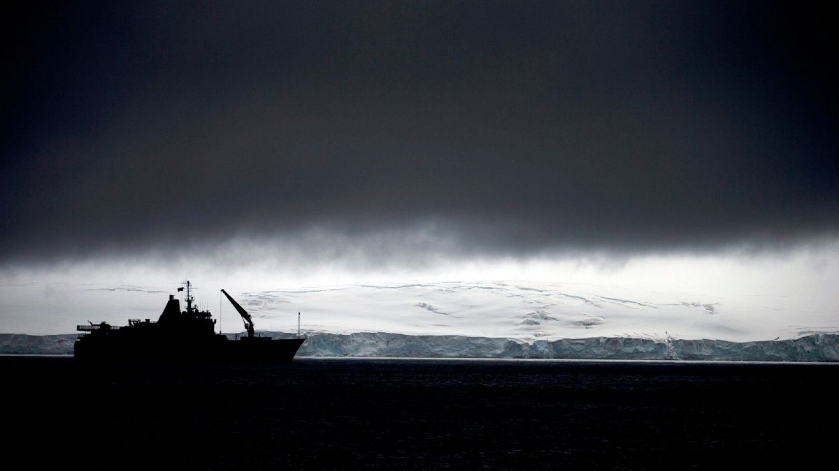 Les scientifiques s'interrogent sur l'ampleur inhabituelle du trou d'ozone dans l'Antarctique au mois de décembre.