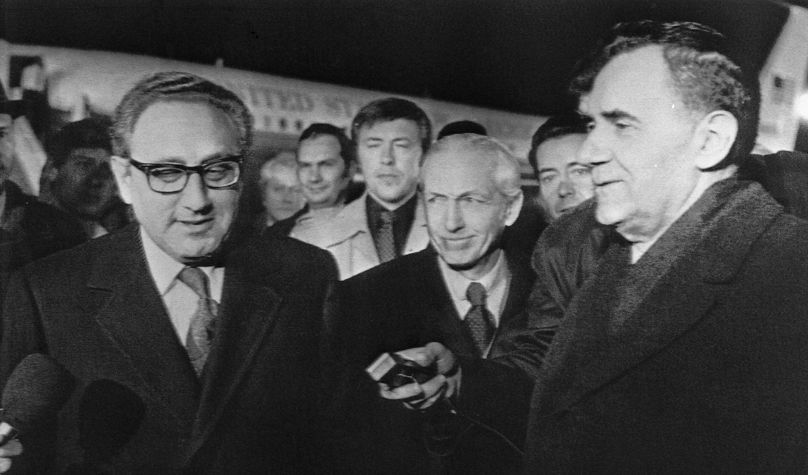 هنري كيسنجرعند وصوله في 23 أكتوبر-تشرين الأول 1974 إلى موسكو مع وزير الخارجية السوفييتي أندريه غروميكو
