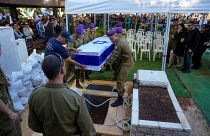 مراسم تأبين أحد الجنود القتلى في أحداث 7 أكتوبر في مقبرة كريات شاؤول العسكرية في تل أبيب