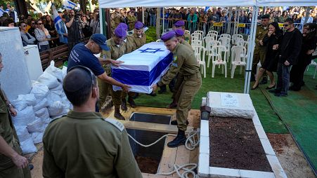 مراسم تأبين أحد الجنود القتلى في أحداث 7 أكتوبر في مقبرة كريات شاؤول العسكرية في تل أبيب