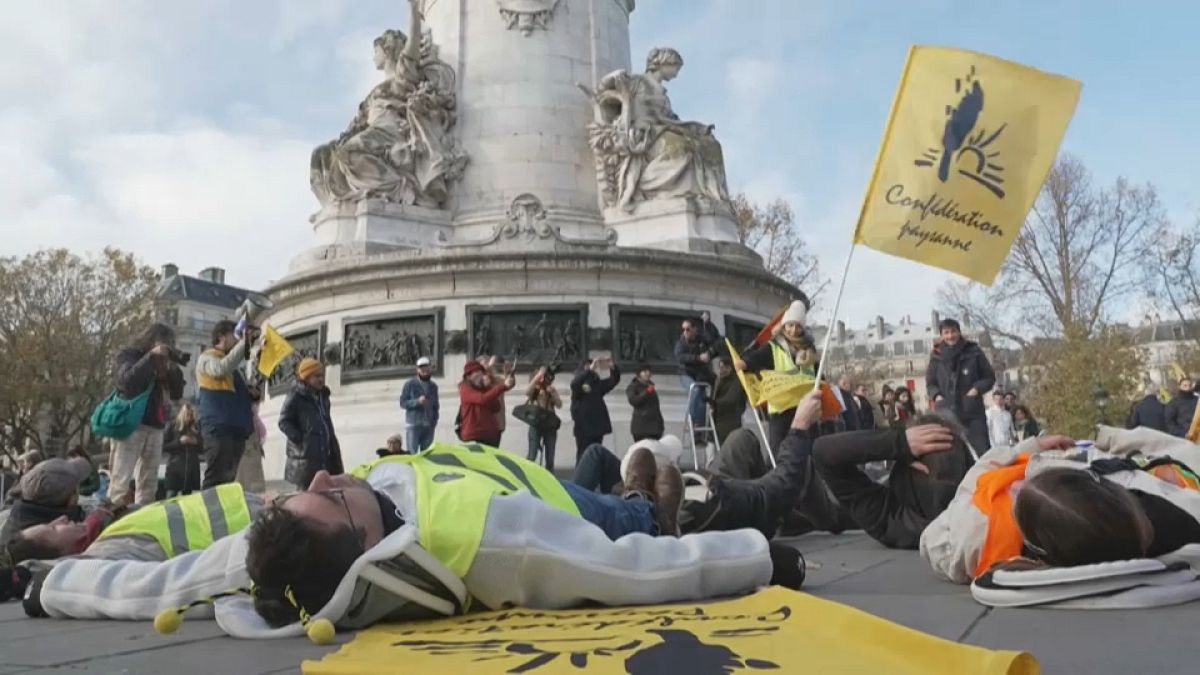 Εικόνες από τη διαμαρτυρία των Γάλλων παραγωγών στην  Place de la Republique