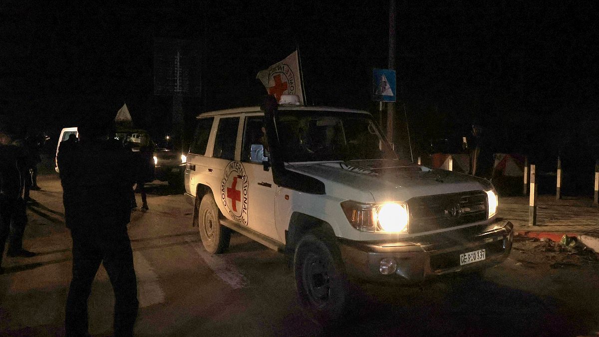 Автомобили Красного Креста доставили освобожденных заложников в Рафах