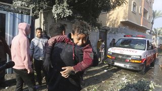 سيارة إسعاف تصل إلى مكان استهدفه القصف الإسرائيلي في رفح بينما يقوم السكان بإخلاء الجرحى 1/12/2023