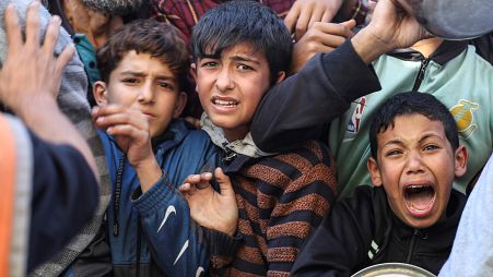 فلسطينيون يصطفون للحصول على الطعام في رفح