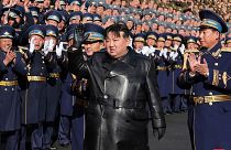  کیم جونگ اون، رهبر کره شمالی، در حال بازدید از پایگاه نیروی هوایی کشورش