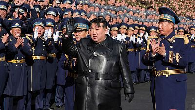  کیم جونگ اون، رهبر کره شمالی، در حال بازدید از پایگاه نیروی هوایی کشورش