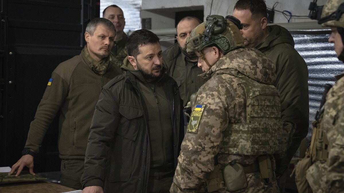 Der ukrainische Präsident Volodymyr Zelenskyy spricht mit dem Kommandeur der ukrainischen Bodentruppen in Charkivw.