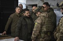 Der ukrainische Präsident Volodymyr Zelenskyy spricht mit dem Kommandeur der ukrainischen Bodentruppen in Charkivw.