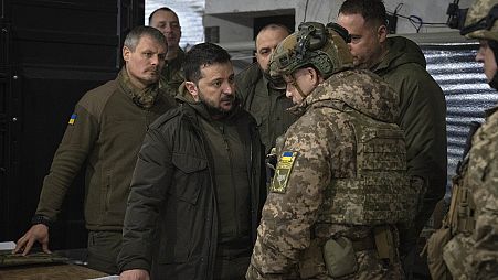 El presidente ucraniano habla con el comandante de las fuerzas terrestres de su país durante una visita al frente de Kupianks, en la región de Járkiv, el jueves