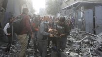 أهالي رفح يحملون جريحاً إلى المستشفى بعد قصف طال المخيم