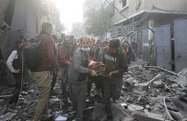 أهالي رفح يحملون جريحاً إلى المستشفى بعد قصف طال المخيم