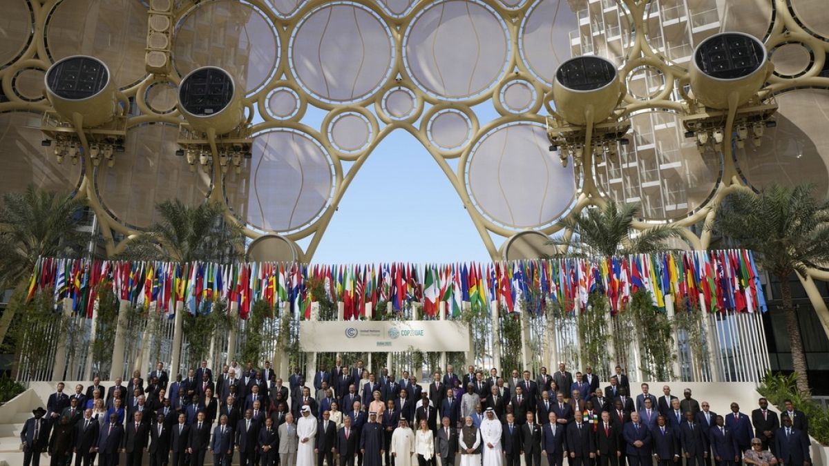Οικογενειακή φωτογραφία των ηγετών που λαμβάνουν μέρος στην COP28 στο Ντουμπάι