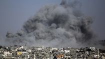دخان يتصاعد من غارة إسرائيلية في سماء قطاع غزة