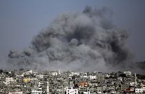دخان يتصاعد من غارة إسرائيلية في سماء قطاع غزة