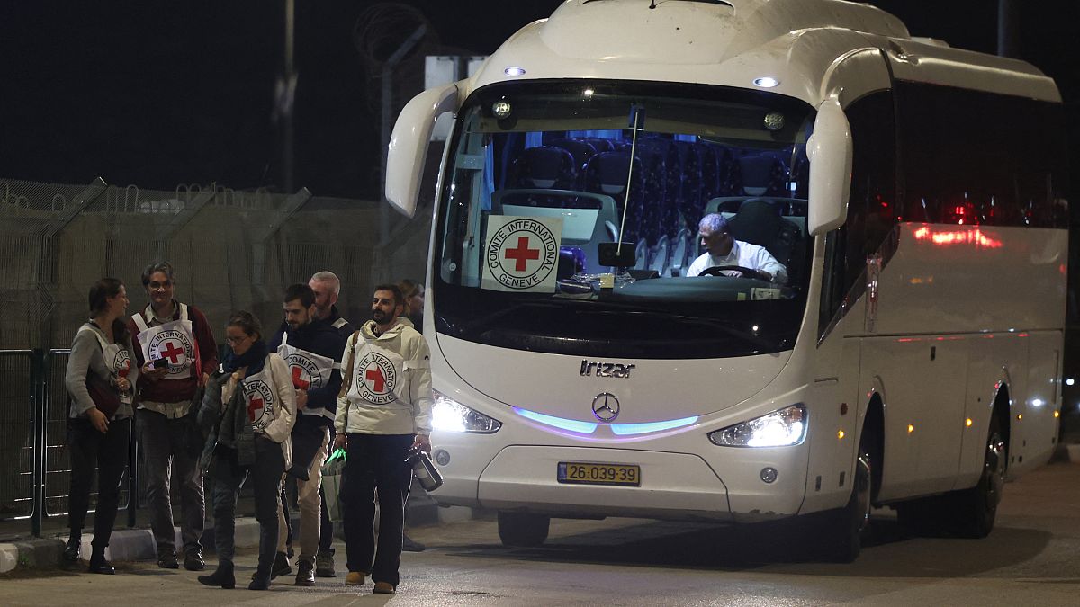 حافلة الصليب الأحمر خارج سجن عوفر العسكري الإسرائيلي في الضفة الغربية المحتلة