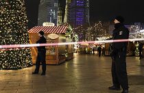 Archív fotó: német rendőrök őriznek egy karácsonyi vásárt