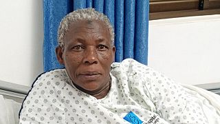 Una foto de Safina Namukwaya, una mujer de 70 años que dio a luz a gemelos.
