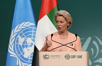 Die Präsidentin der Europäischen Kommission Ursula von der Leyen spricht während einer Plenarsitzung auf dem UN-Klimagipfel COP28 am Freitag, den 1. Dezember 2023.