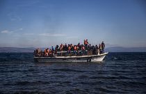 قارب مهاجرين بالقرب من اليونان