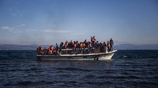 قارب مهاجرين بالقرب من اليونان