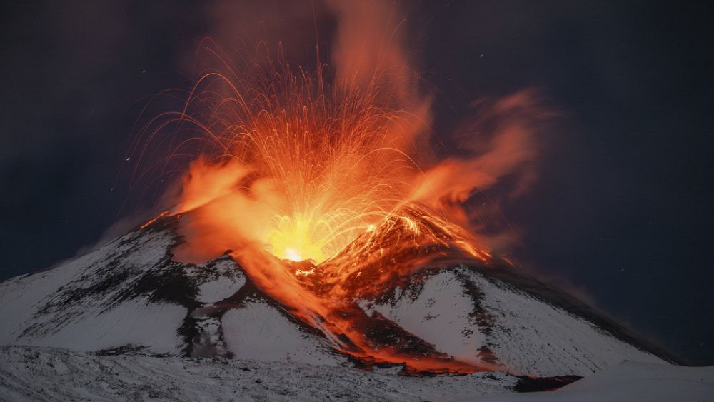 Гледайте: Етна изригва отново, изпращайки гореща лава по снежните си склонове