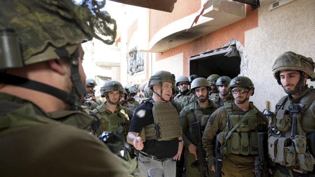 Gazze Şeridi'ne operasyon düzenleyen askerlerle görüşüp brifing alan Başbakan Binyamin Netanyahu