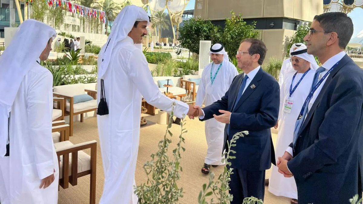 مصافحة بين أمير قطر الشيخ تميم بن حمد والرئيس الإسرائيلي إسحاق هيرتسوغ في دبي