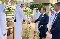 مصافحة بين أمير قطر الشيخ تميم بن حمد والرئيس الإسرائيلي إسحاق هيرتسوغ في دبي