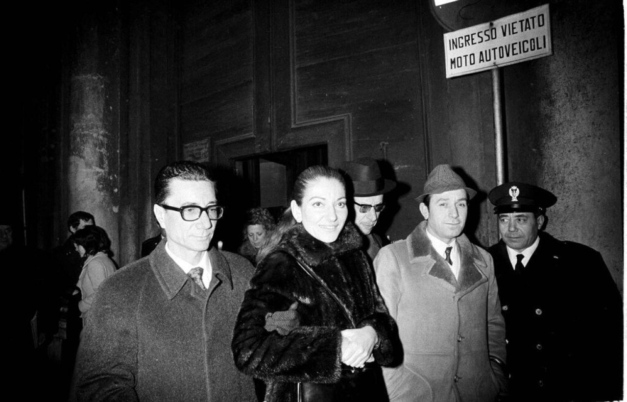 Callas enters court in Brescia, Italy, with two unidentified escorts, for the first hearing of her divorce from Giovanni Battista Meneghini, Jan. 15, 1971