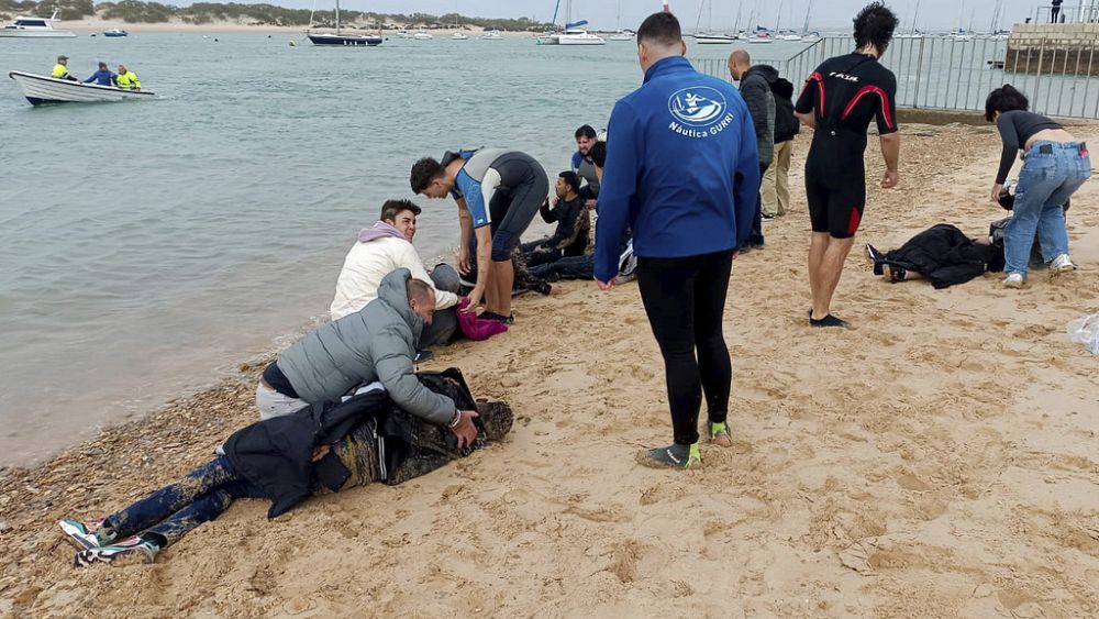 „Те се давеха“: Испански герой спасява мигранти, принудени да слязат от моторна лодка с оръжие