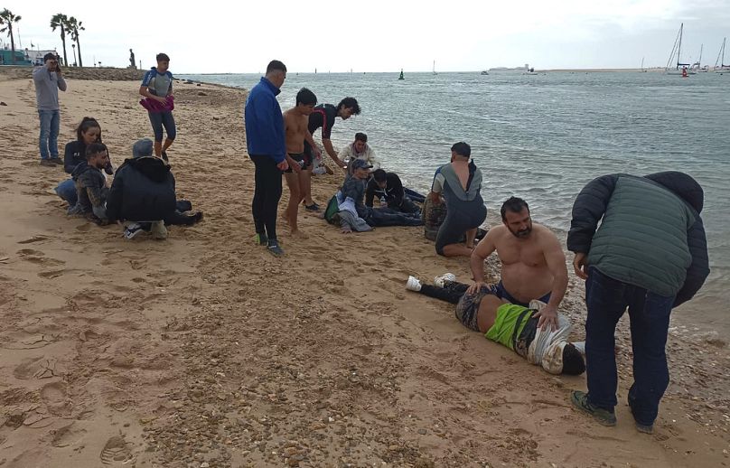 Rescate de migrantes en la orilla de una playa, cerca de Cádiz, España.