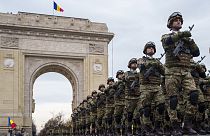 Felvonuló katonák a bukaresti diadalívnél