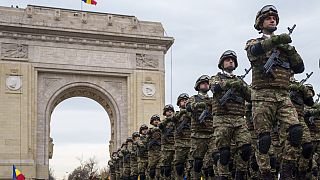 Felvonuló katonák a bukaresti diadalívnél