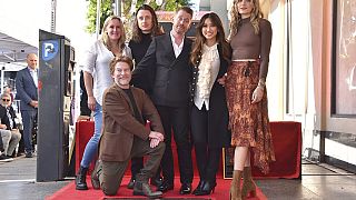Маколей Калкин с женой и друзьями во время церемонии открытия его звезды на Аллее славы в Голливуде