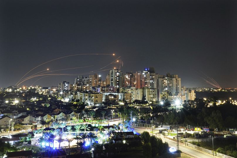 L'Iron Dome intercetta un razzo sparato dalla Striscia di Gaza, ad Ashkelon, Israele, venerdì 1 dicembre 2023.