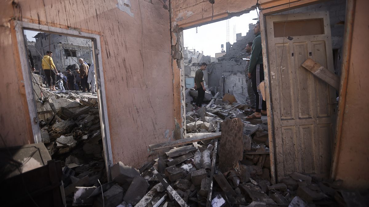 Edifício destruído por bombardeamento israelita na Faixa de Gaza