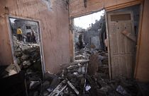 Edifício destruído por bombardeamento israelita na Faixa de Gaza