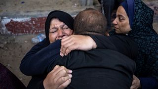 فلسطينية تبكي على أفراد عائلتها الذين قتلوا في خانيونس
