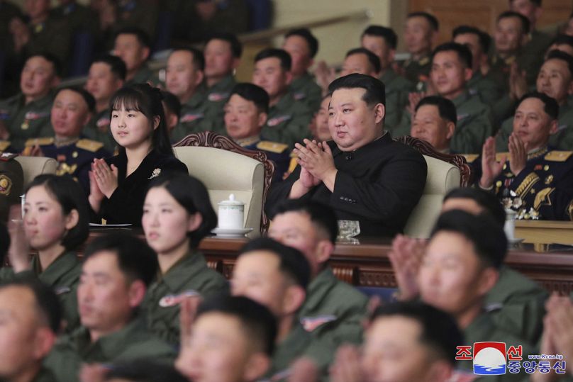 الزعيم الكوري الشمالي خلال إطلاق القمر الصناعي التجسسي في بيونغيانغ