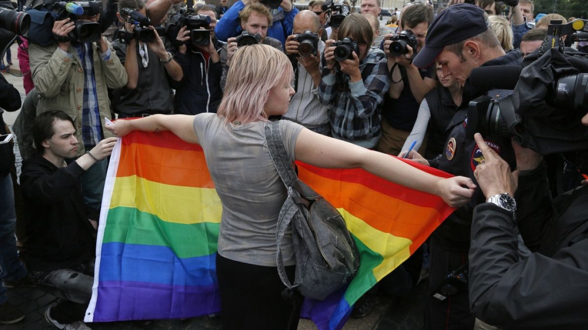 Rusya'da LGBT hakları için bir aktivist eylem yaptı (arşiv)