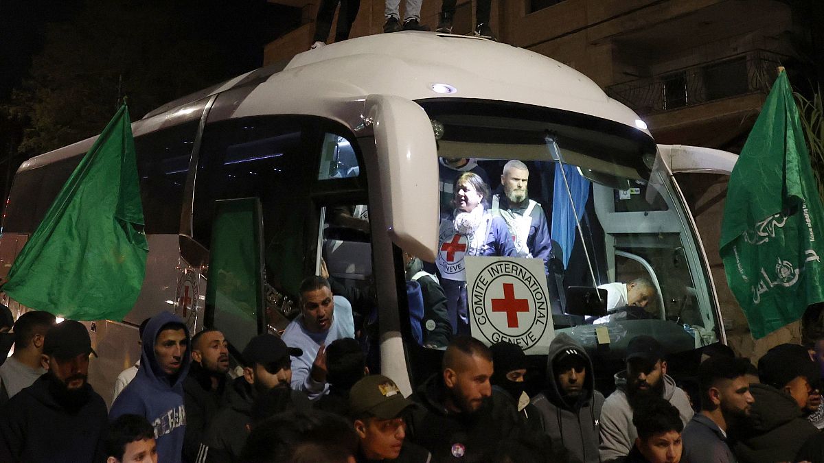 Izraeli börtönből szabadult palesztin rabok érkeznek a Nemzetközi Vöröskereszt buszával a ciszjordániai Rámalláhba 2023. december 1-jén.