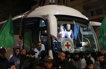 Izraeli börtönből szabadult palesztin rabok érkeznek a Nemzetközi Vöröskereszt buszával a ciszjordániai Rámalláhba 2023. december 1-jén.
