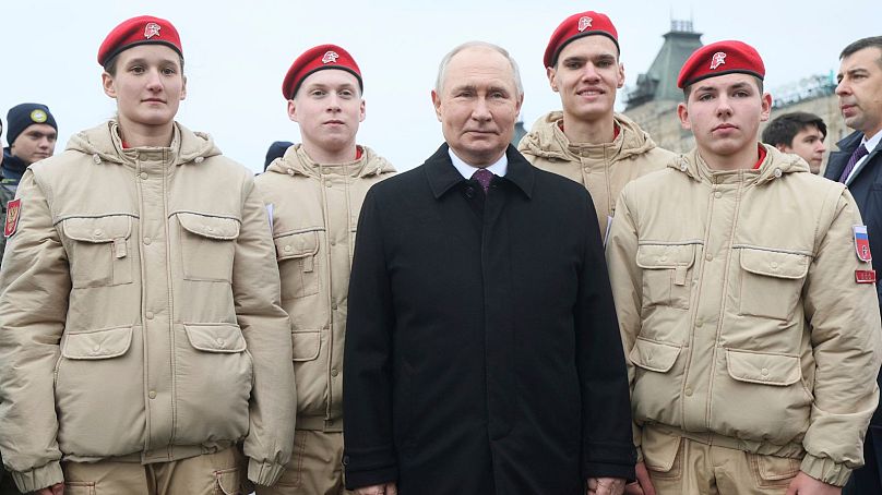 اعضای جنبش ملی ارتش جوان روسیه و فرزندان کشته شدگان روس در کنار پوتین به تاریخ چهارم نوامبر ۲۰۲۳