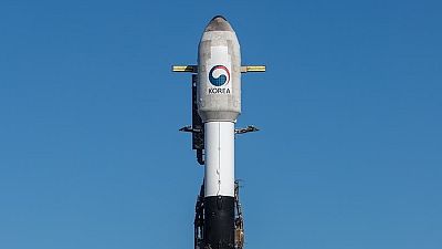 Dél-Korea első kémműholdja egy Falcon 9 hordozórakétán kilövés előtt a kaliforniai Vandenberg légitámaszponton 2023. december 1-jén.