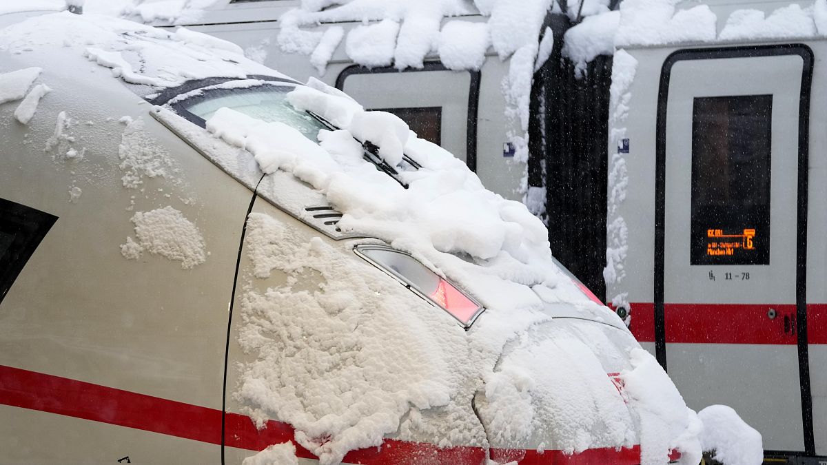 Обильные снегопады привели к перебоям в железнодорожном сообщении 