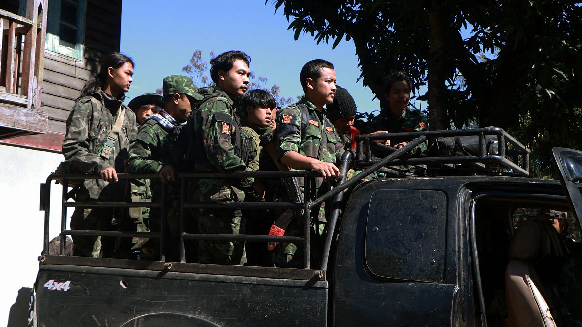 HSG'ler ve silahlı etnik gruplar Loikaw'ı ele geçirmek için haftalardır cunta ile çatışıyor